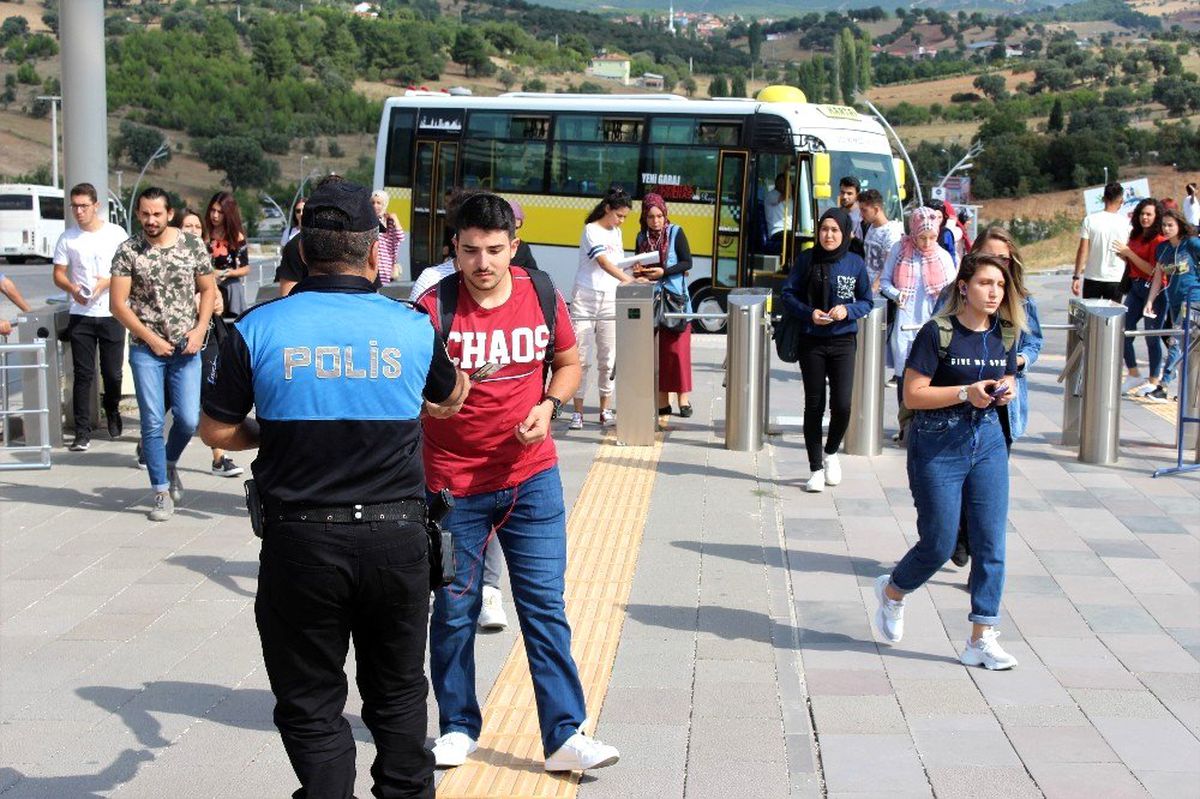 Üniversite öğrencilerini kapıda Uşak polisi karşıladı