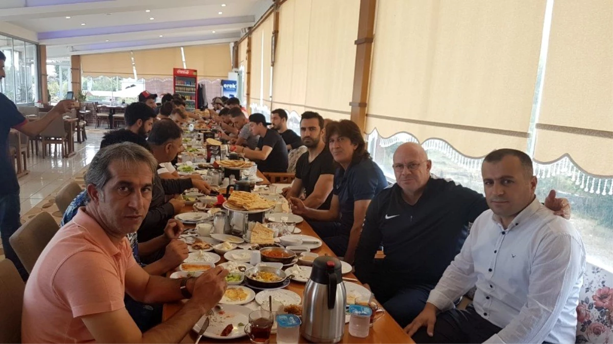Van Kahvaltı Konağı\'ndan Van Spor FK\'ye moral kahvaltısı