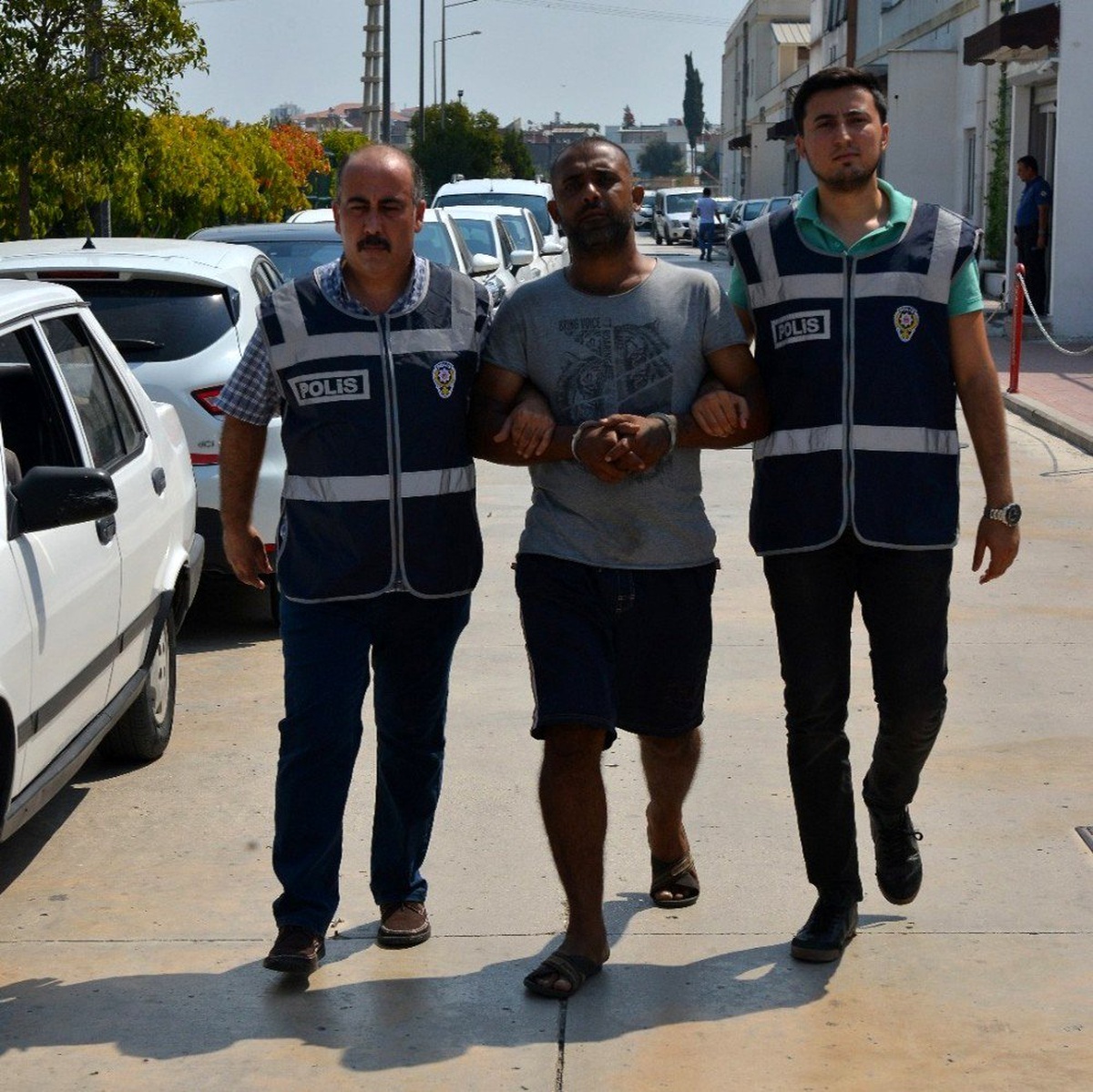 Yağma hükümlüsü parkta yakalandı