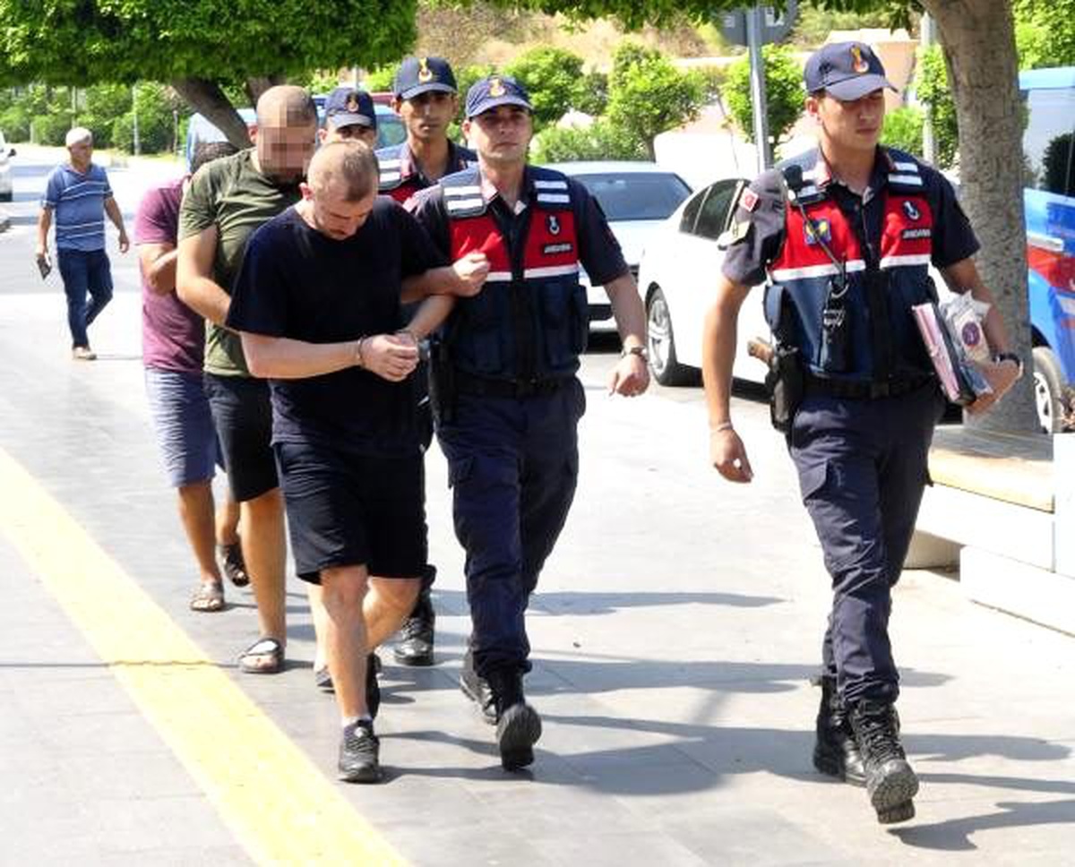 Yardım bahanesiyle turistlerin kartlarından para çeken 2 şüpheli tutuklandı