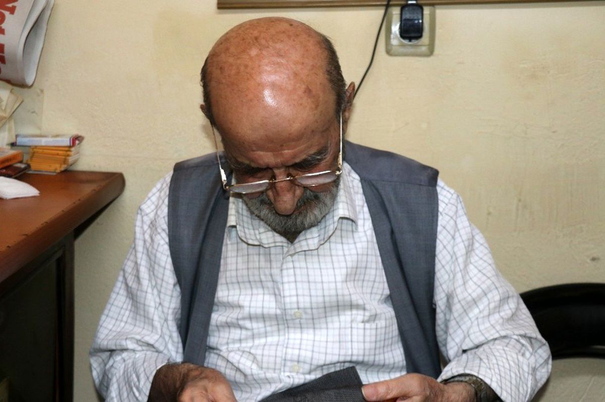 Yıpranan kumaşları 60 yıldır örgü tekniği ile dikiyor