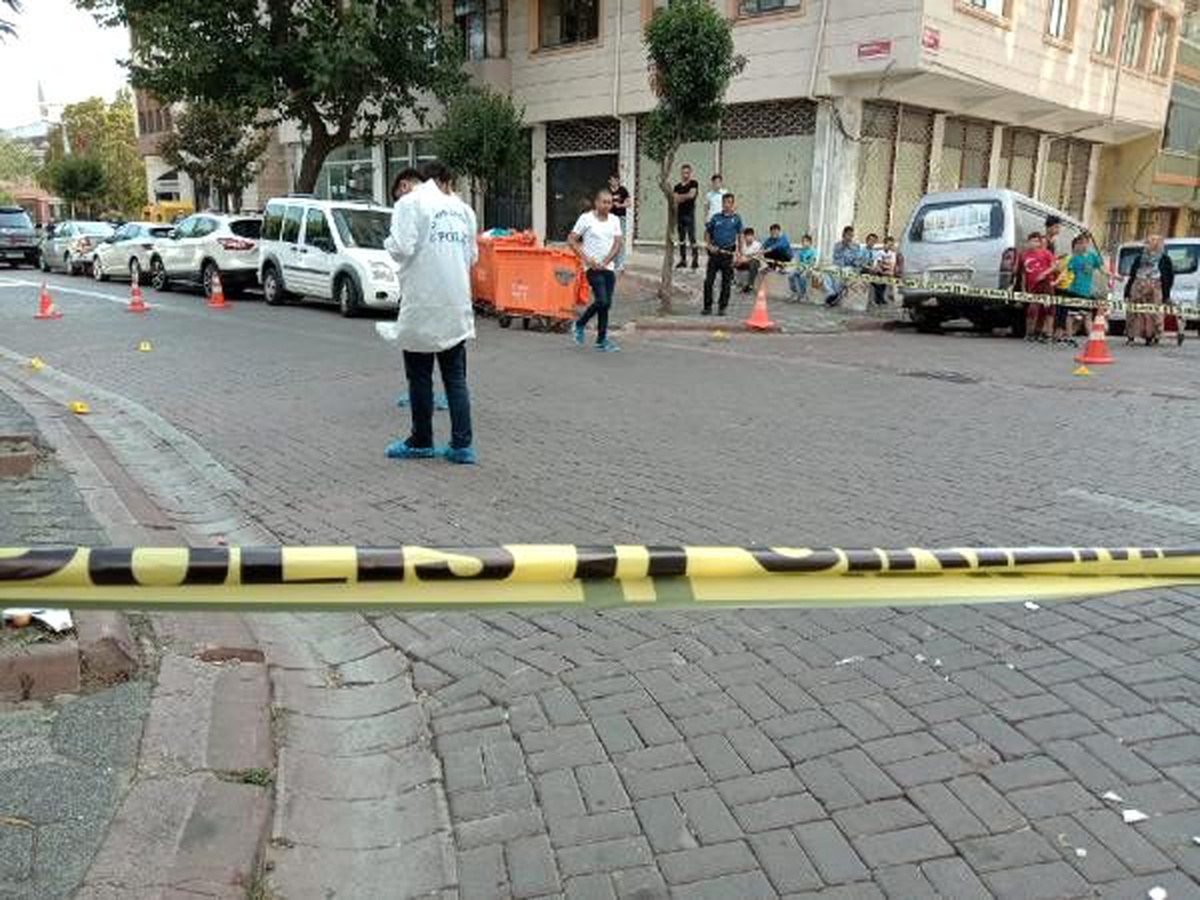Zeytinburnu\'nda silahlı kavgada yoldan geçen 2 kişi yarlandı