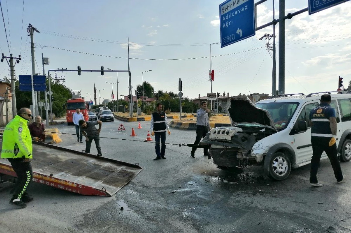 Ahlat\'ta yabancı uyruklu kaçak göçmenleri taşıyan minibüs kaza yaptı