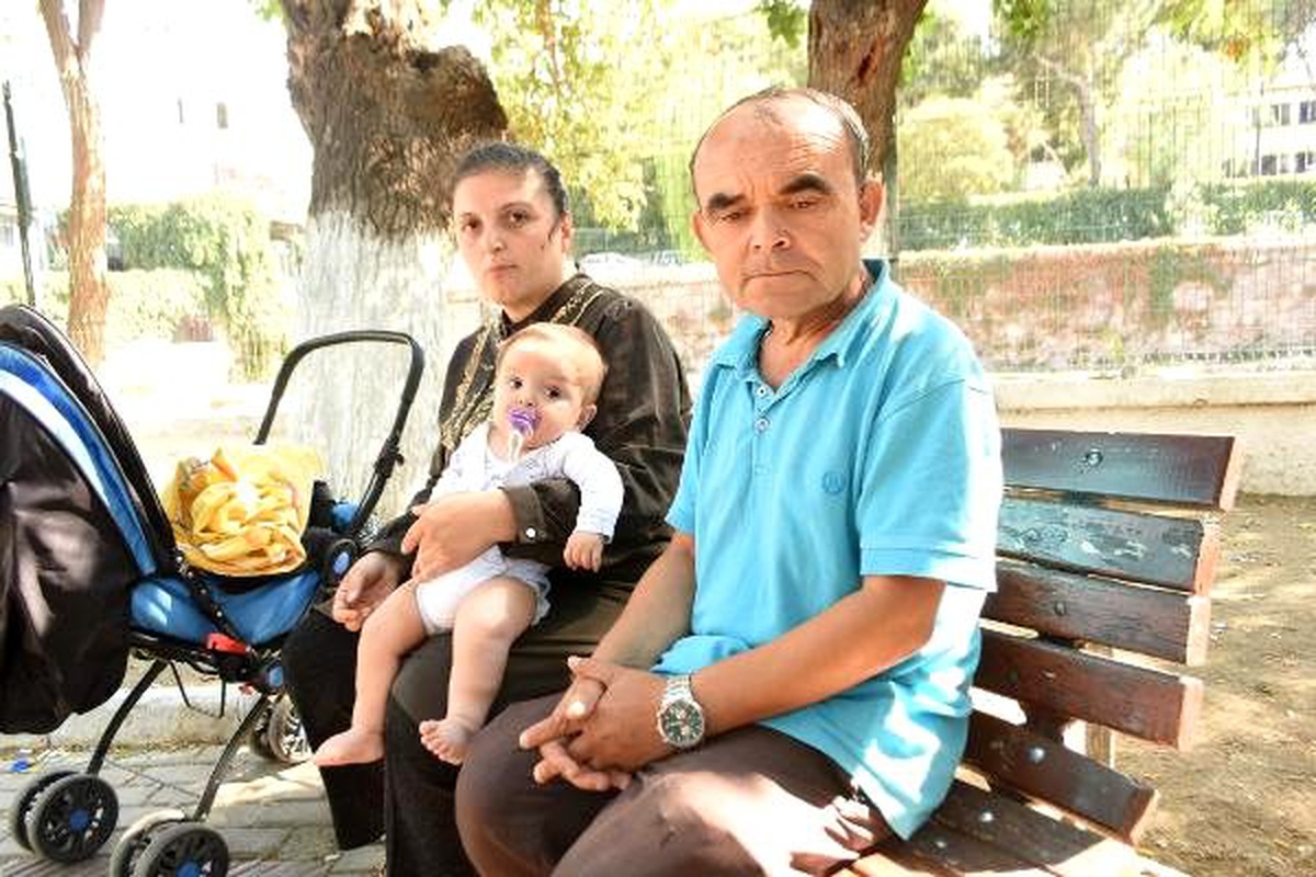 Ailesiyle parkta yaşarken medikal ayakkabısı çalınan bebeğe yardım eli