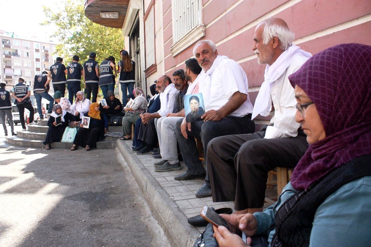 Annelerin HDP önündeki oturma eylemi 10\'uncu gününde