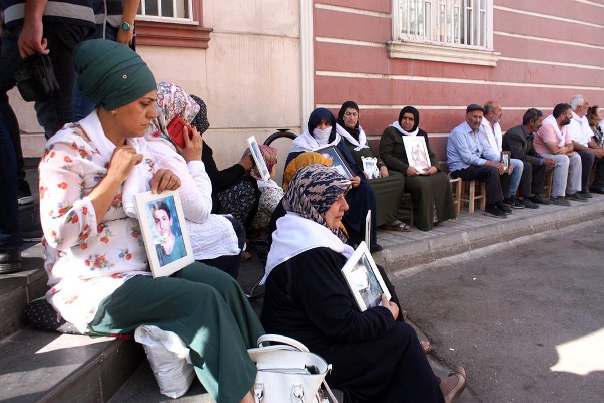 Annelerin HDP önündeki oturma eylemi 10\'uncu gününde