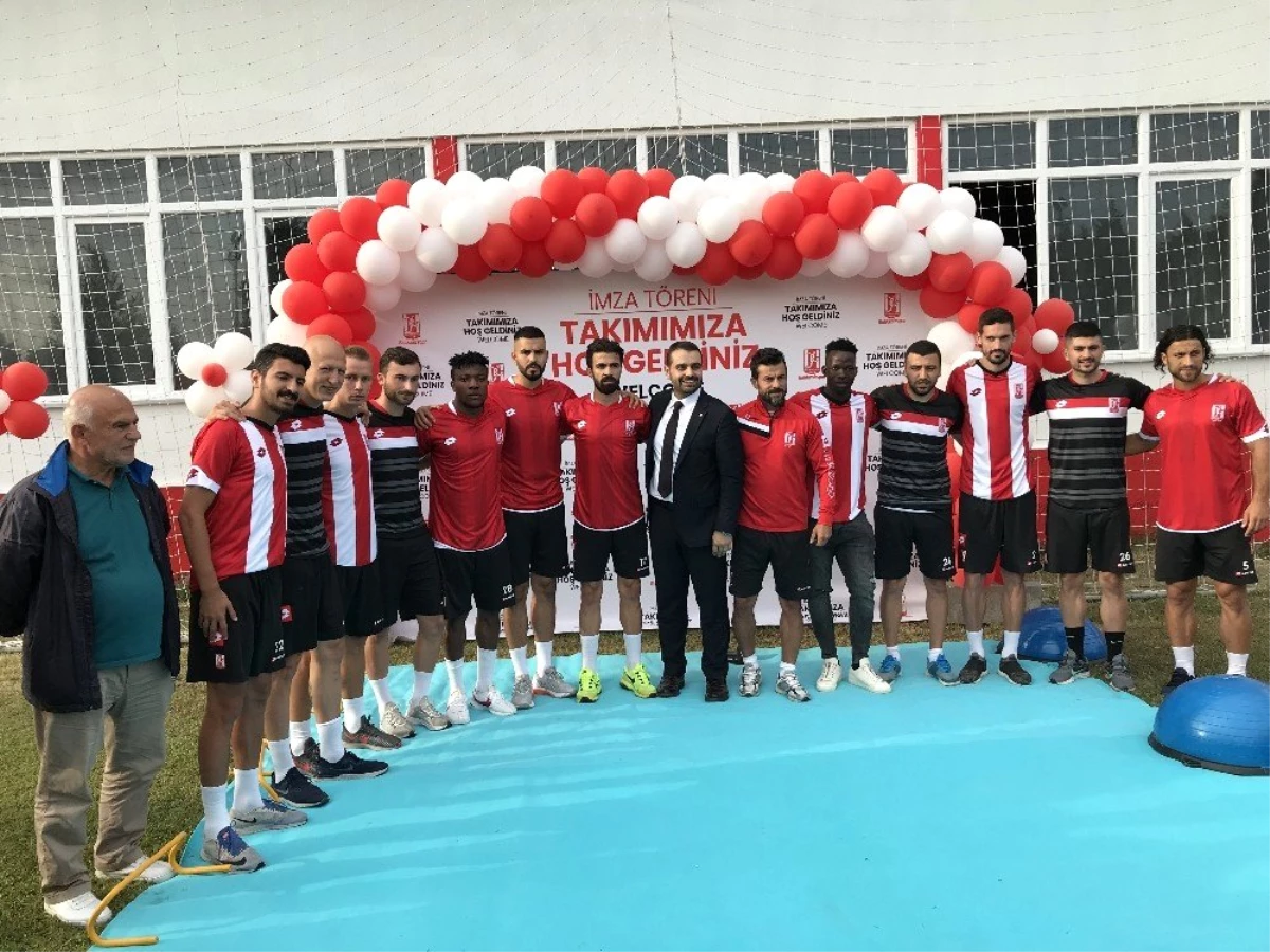 Balıkesirspor yeni transferler için imza töreni düzenledi
