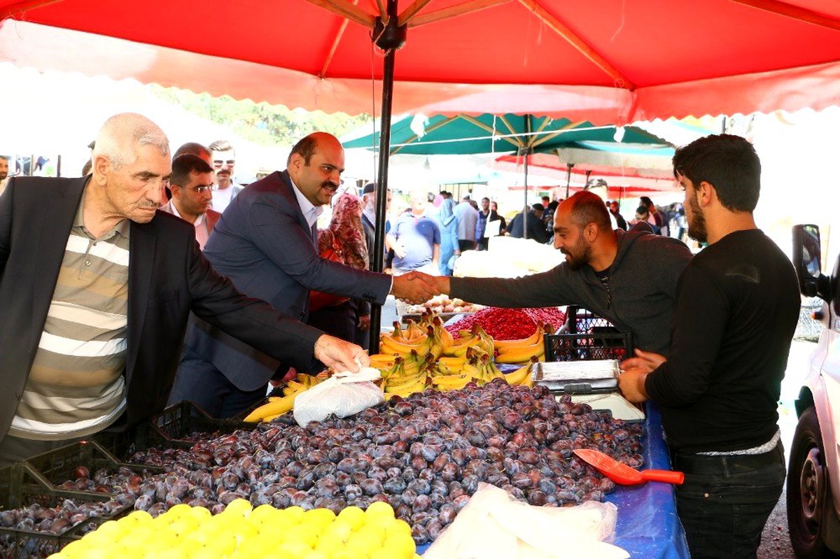 Başkan Orhan, pazar esnafını ziyaret etti