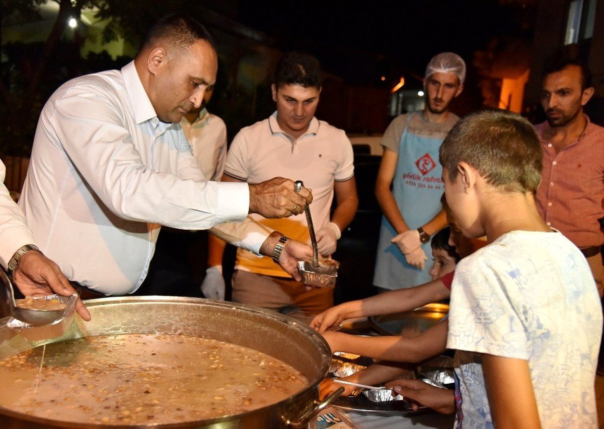Başkan Yılmaz, vatandaşlara aşure ikram etti
