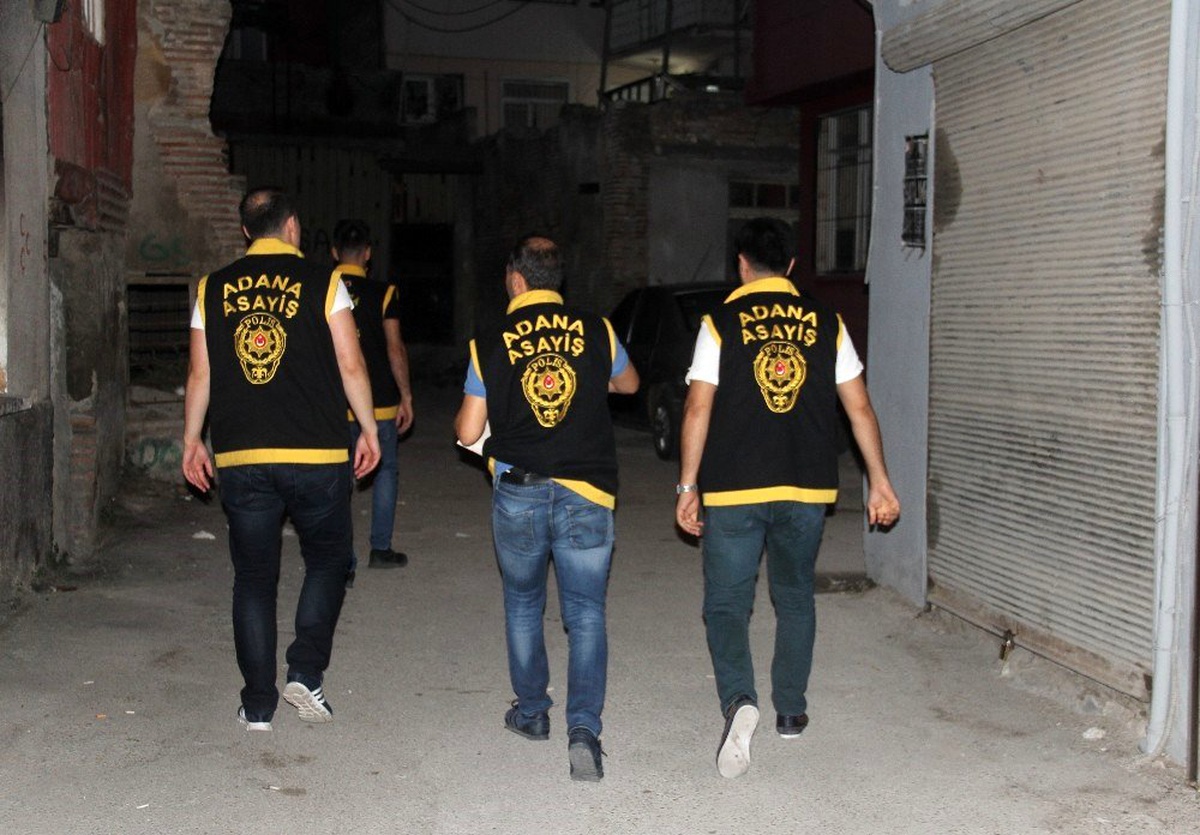 Başkasının yerine geçip kargodan dolandırıcılık yapan şebeke çökertildi
