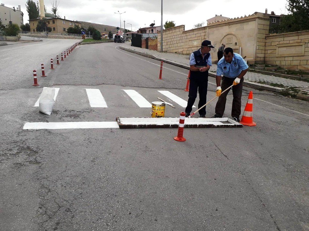 Bayburt\'ta yaya geçidi çizgileri boyandı