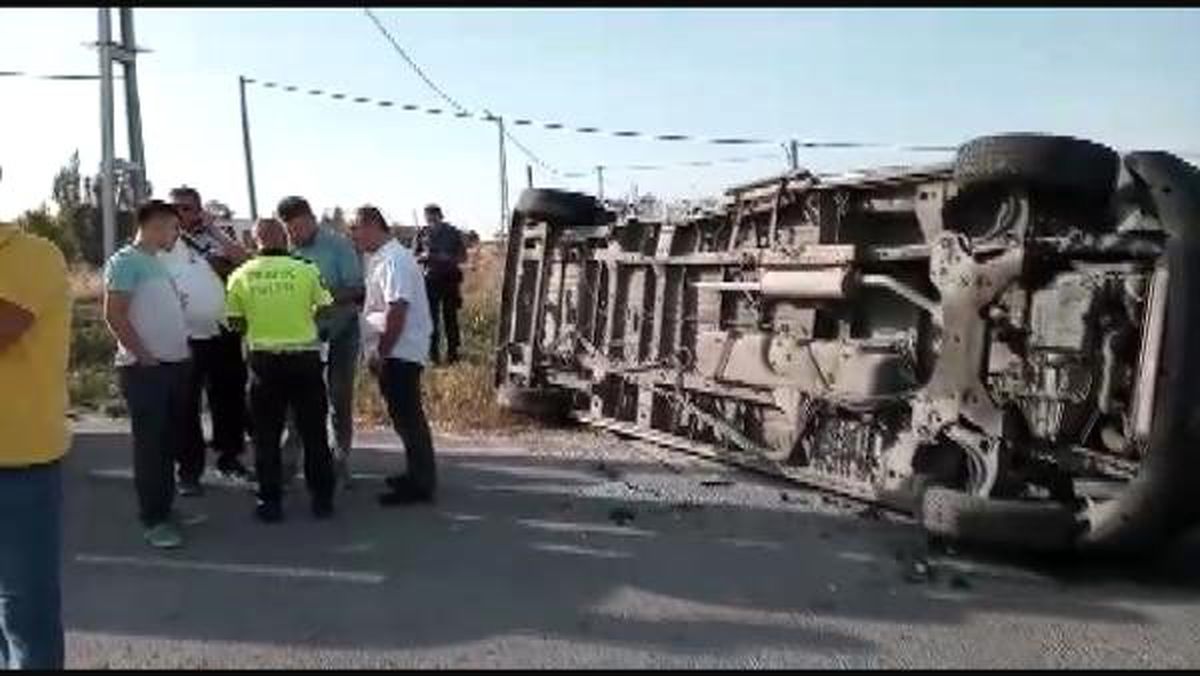 Beylikdüzü\'nde öğrenci servisi devrildi (2)