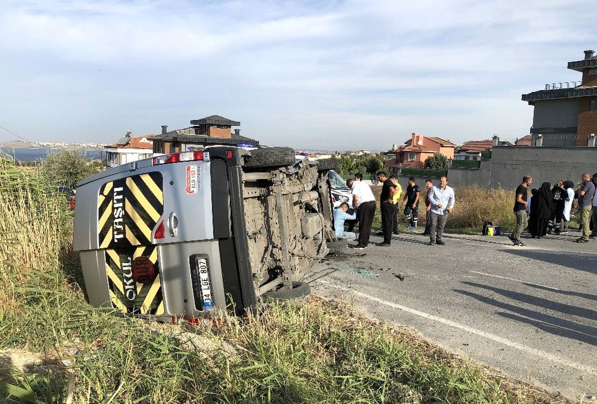 Beylikdüzü\'nde servis aracı takla attı, çok sayıda öğrenci yaralandı