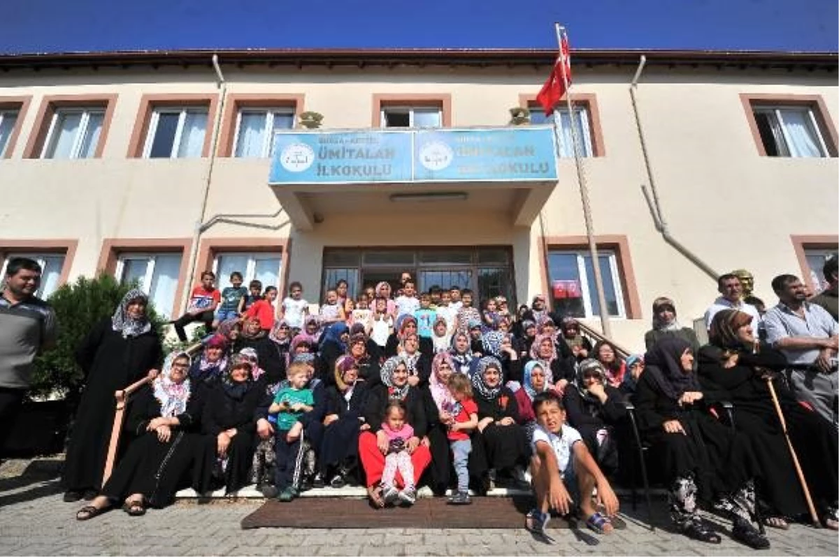 Bursa\'da öğrenci ve veliler, kapatılan okullarını geri istiyor