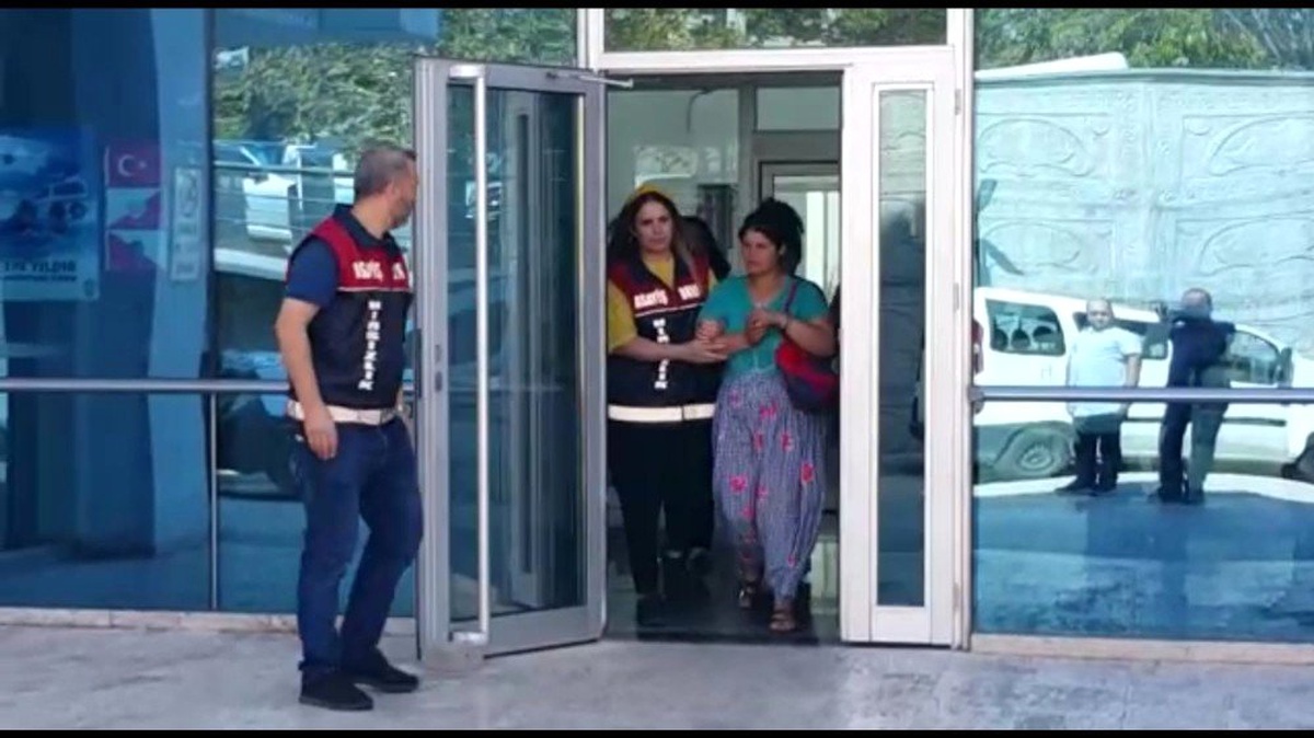 Çaldıkları altınları paylaşırken kameraya yakalandılar