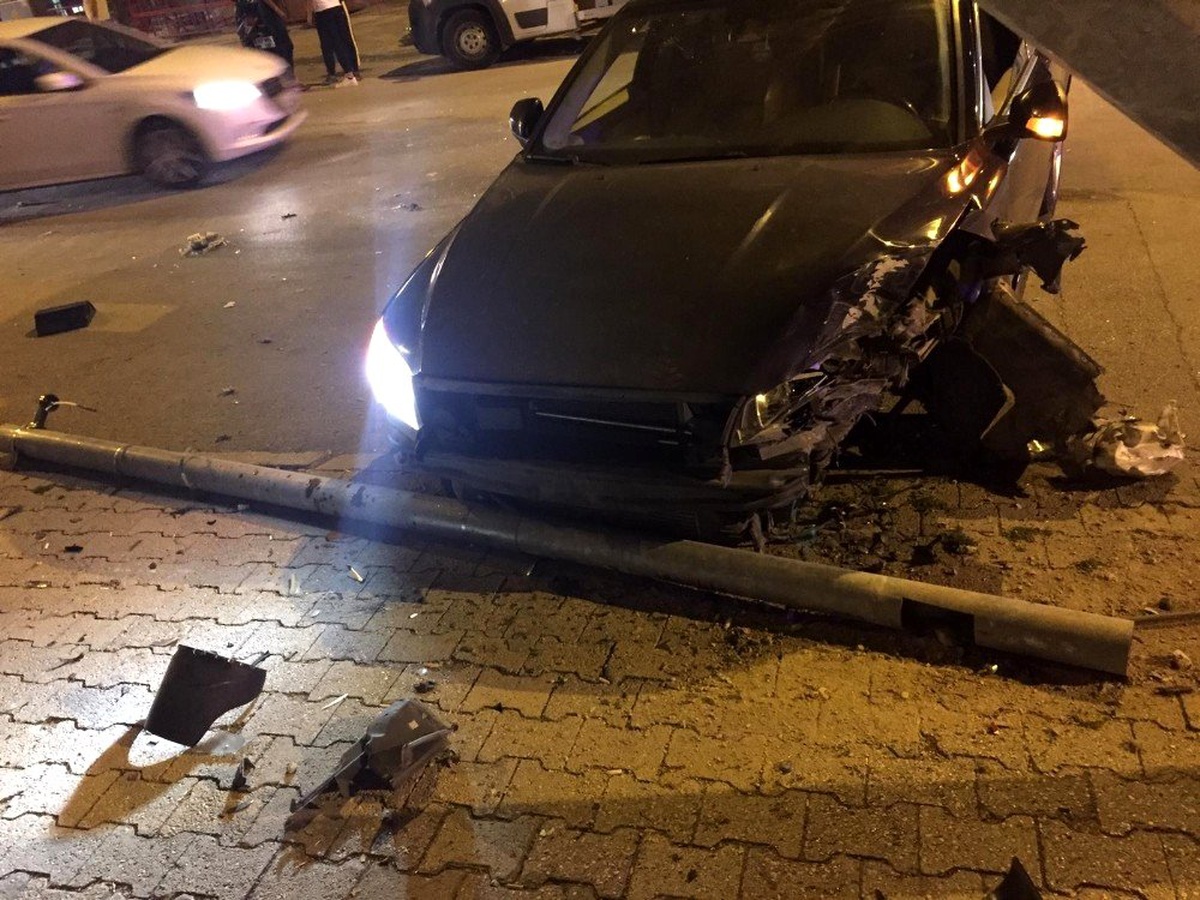 Çarpışan otomobillerden biri aydınlatma direğini devirdi: 2 yaralı