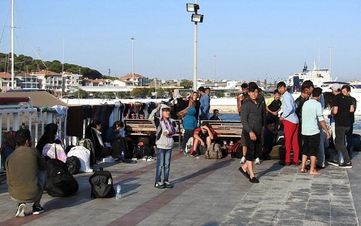 Çeşme\'de 95 düzensiz göçmen ölümden döndü