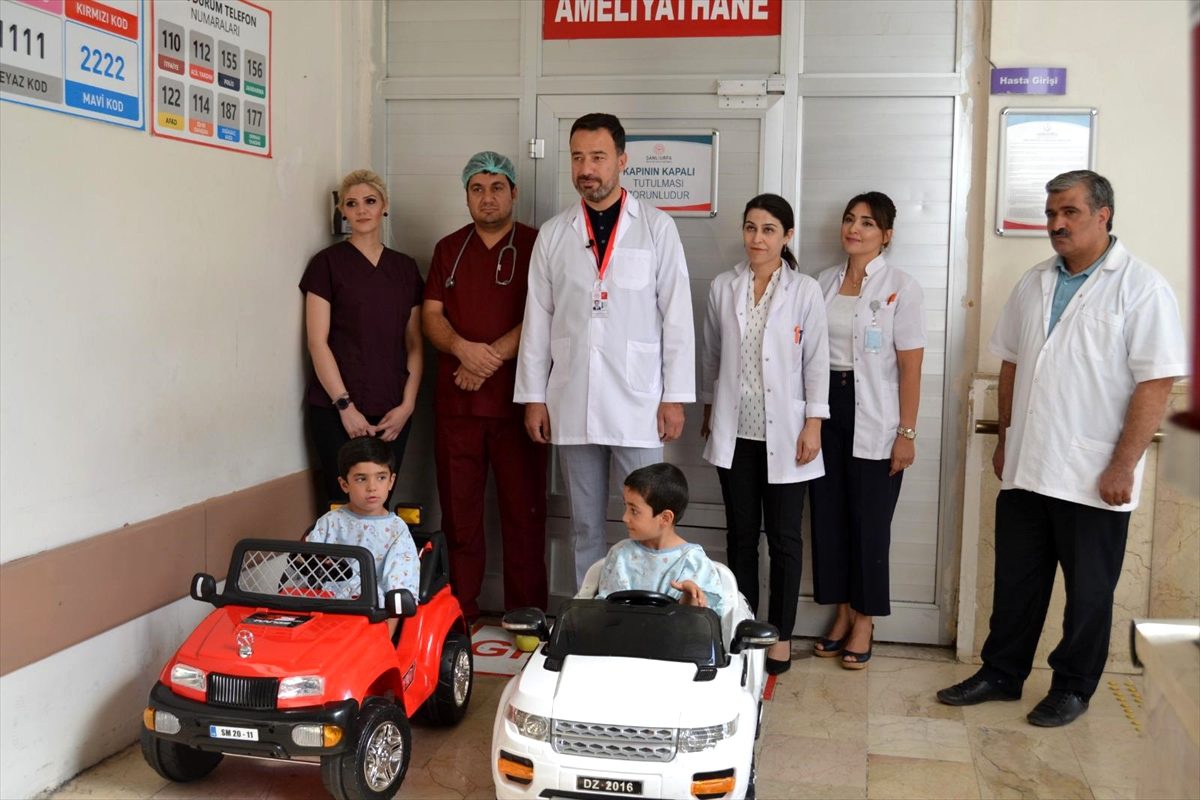 Çocuklar ameliyata akülü arabayla giriyor
