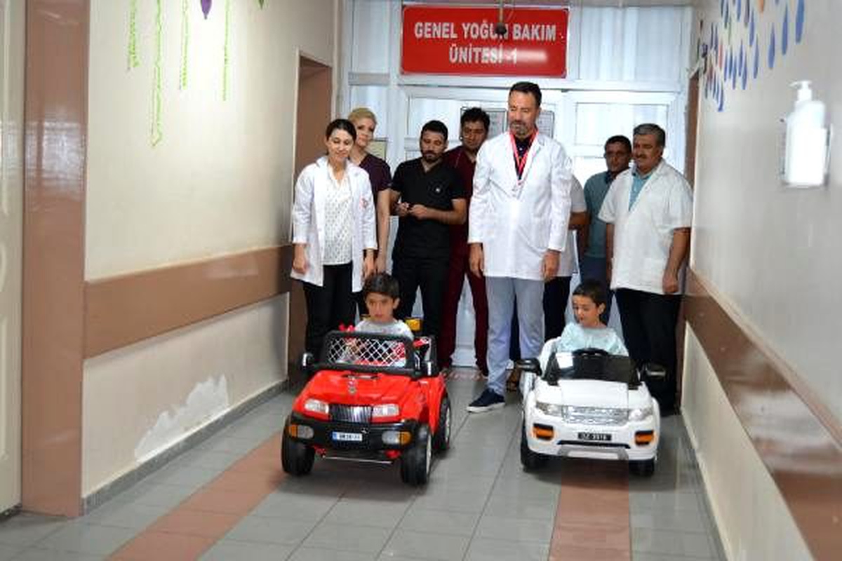 Çocuklar ameliyata sedye yerine akülü arabayla gidiyor