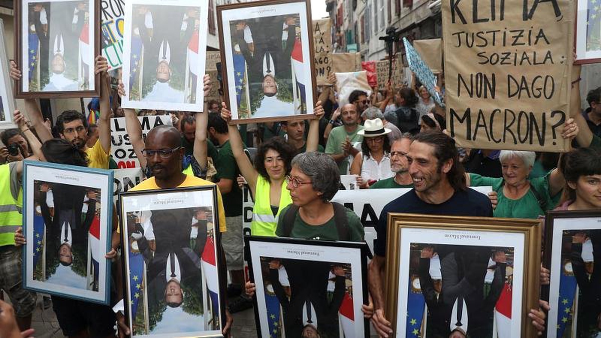 Cumhurbaşkanı Macron\'un portresini indiren çevreci aktivistlere 5 yıla kadar hapis istemi