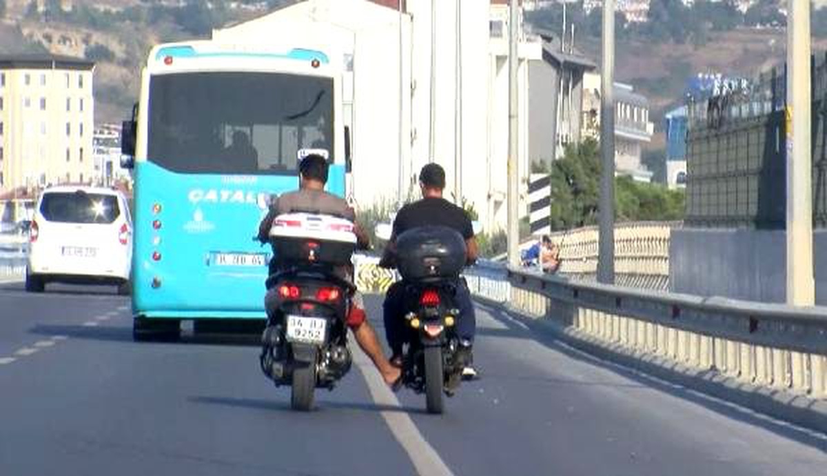 D-100 karayolu\'nda 2 motosikletle tehlikeli yolculuk