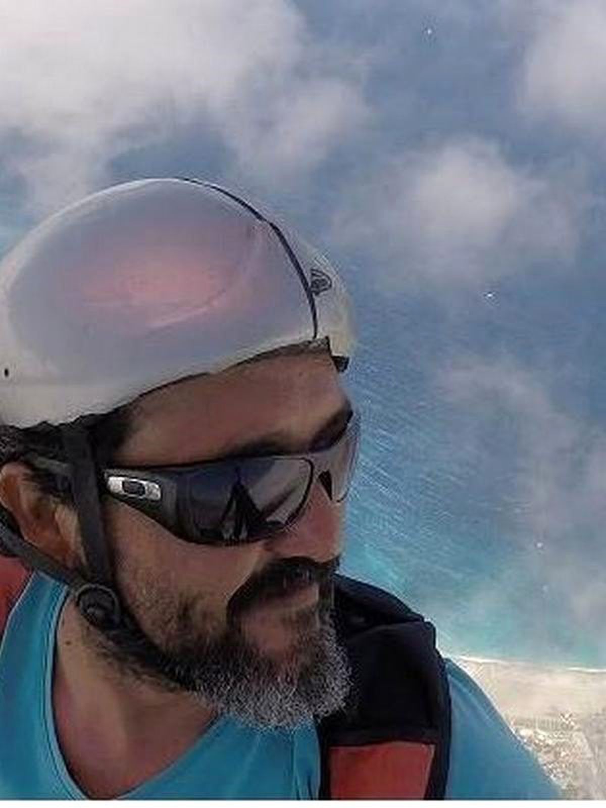 Denize düşerek ölen yamaç paraşütü pilotu toprağa verildi