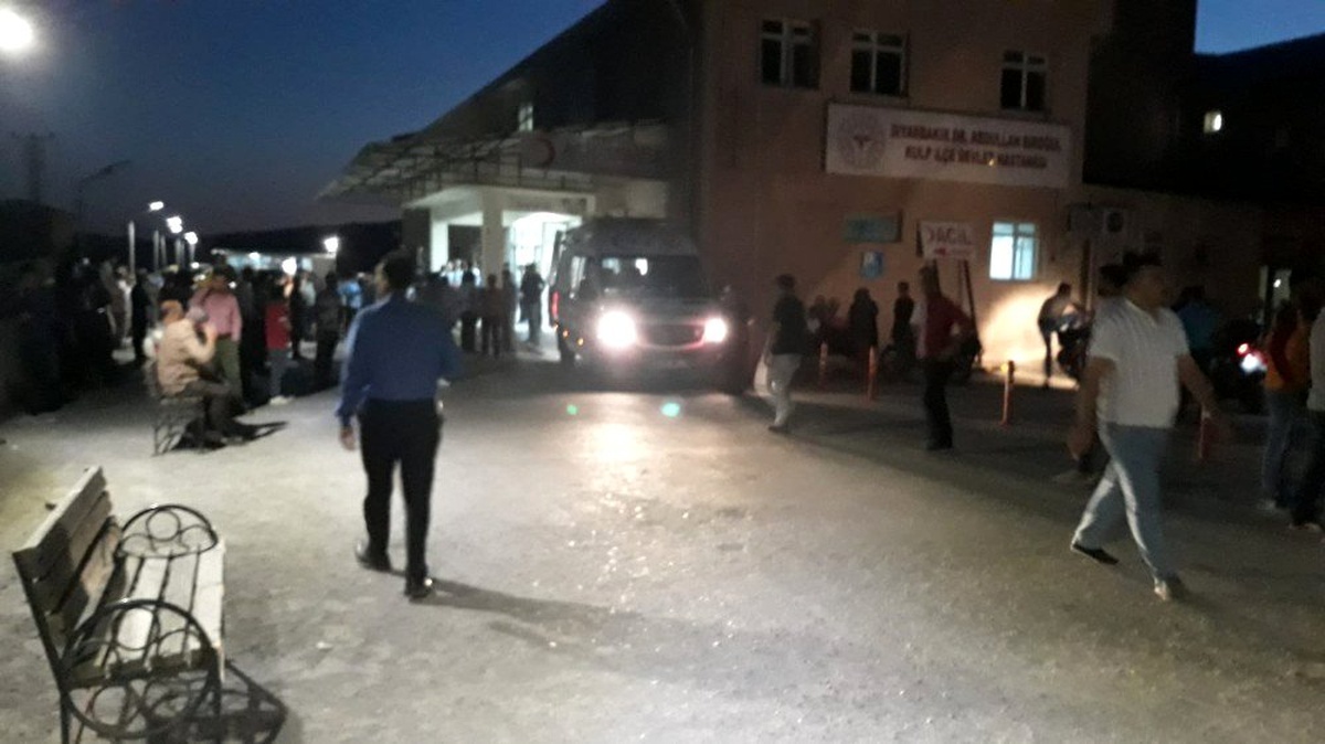 Diyarbakır\'ın Kulp ilçesi ile Muş arasında bulunan bölgede teröristler tarafından yola döşenen...