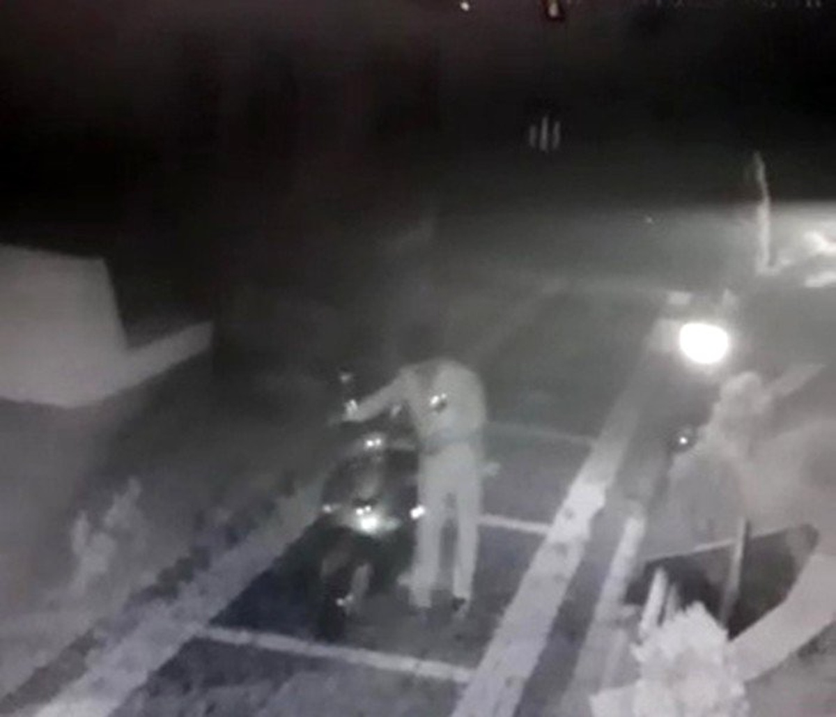 Düzce\'de motosiklet çalan acemi hırsız kameralara yakalandı