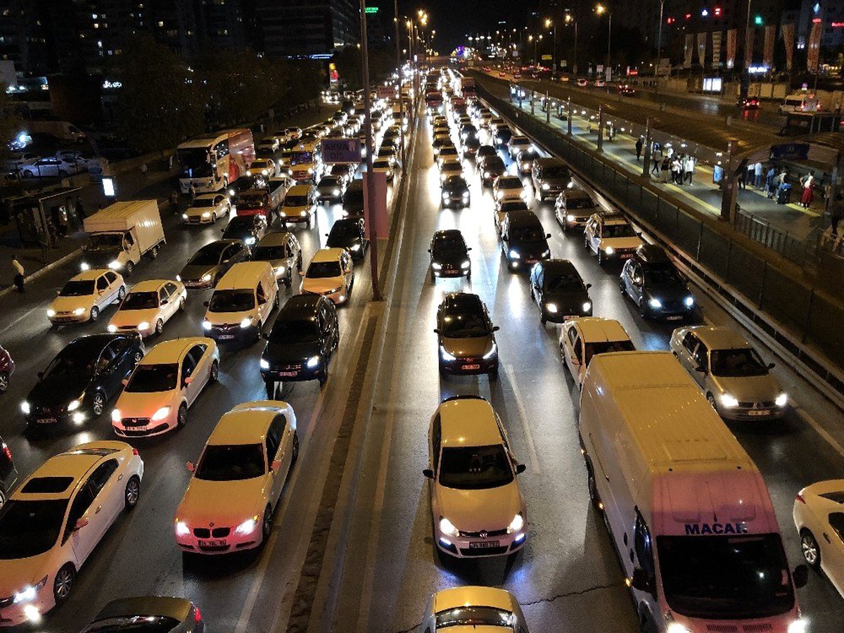 E-5\'te zincirleme kaza: Trafik kilitlendi