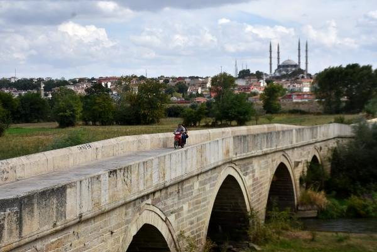 Edirne\'de, tarihi köprünün altında define aramışlar