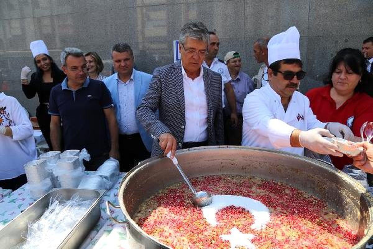 Edremit belediyesi\'nden 5 bin kişiye aşure ikramı