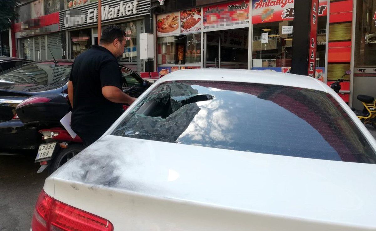 Eline aldığı levyeyle lüks araçları parçaladı
