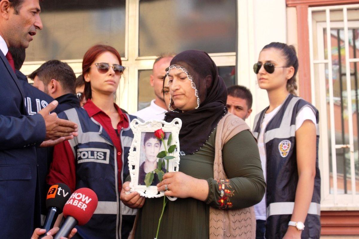 Eylem yapan ailelerle HDP\'liler arasında gerginlik