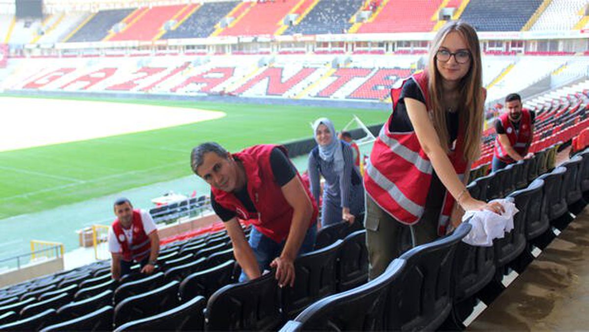 Gazişehir\'de Beşiktaş maçı öncesi koltuklar temizlendi