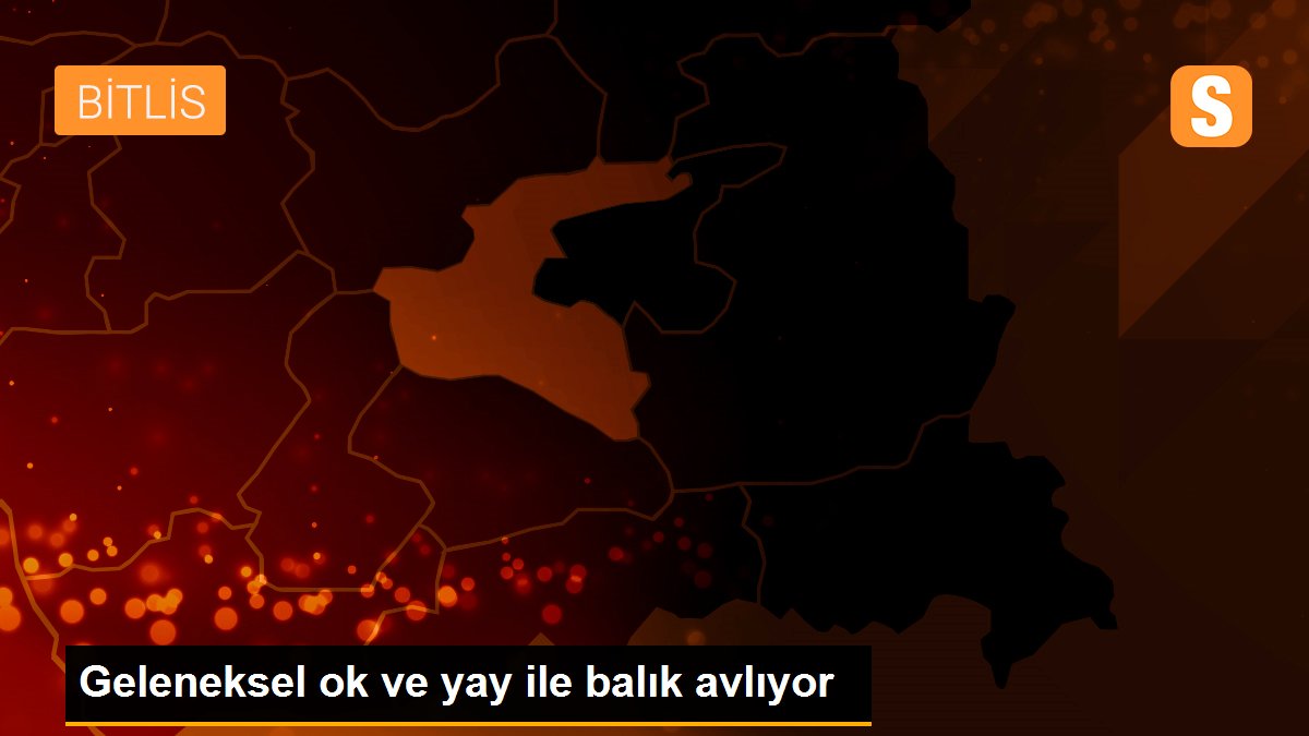 Geleneksel ok ve yay ile balık avlıyor