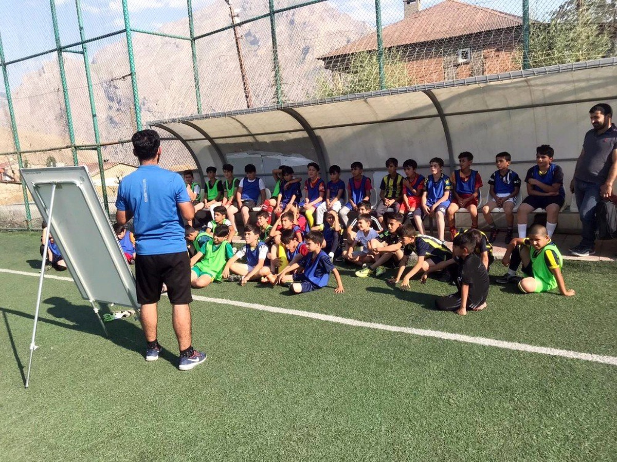 Hakkari\'de Fenerbahçe futbol okulu açıldı