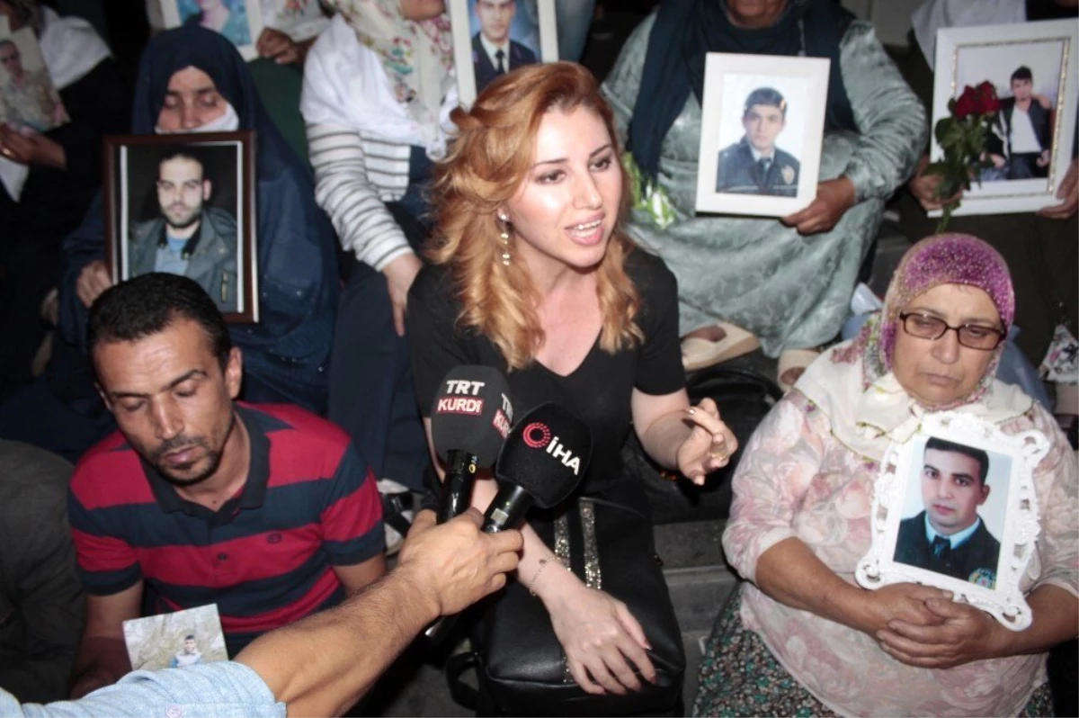 HDP il binası önünde eylem yapan annelere sanatçı Hülya Bozkaya\'dan destek
