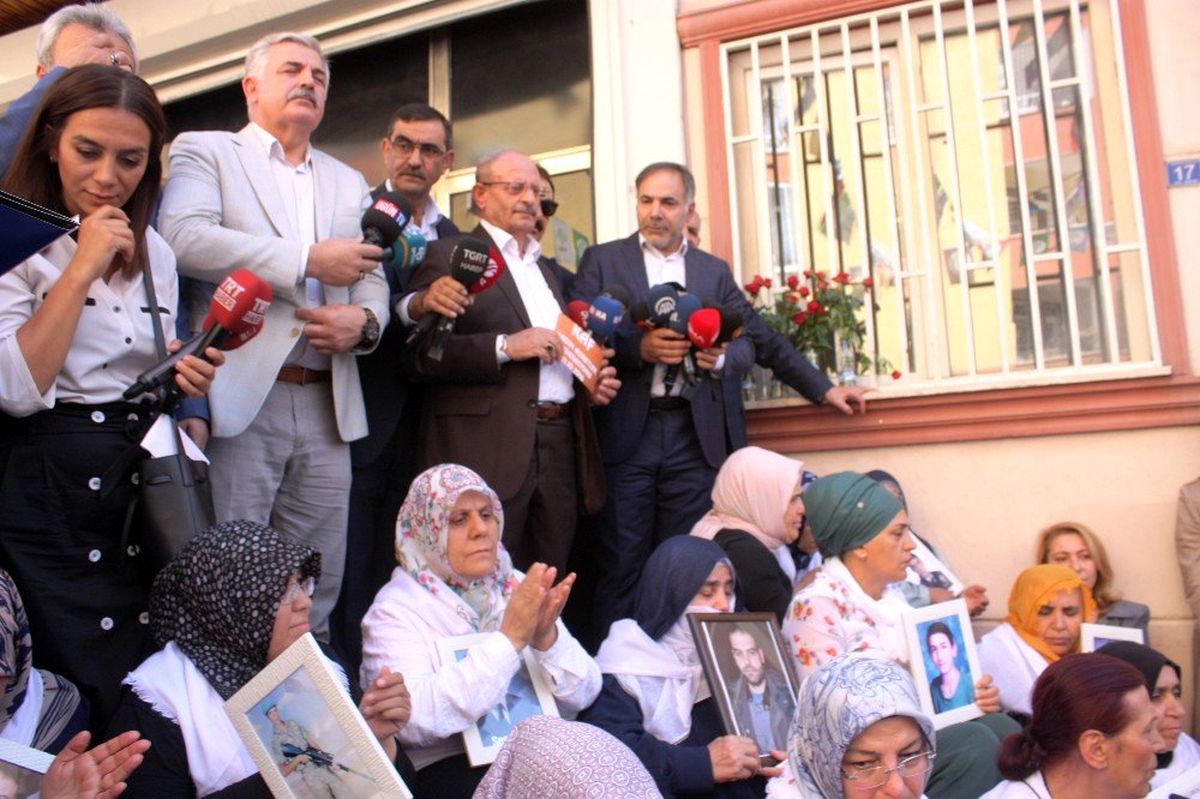 HDP önünde eylem yapan ailelere aşiret liderlerinden destek