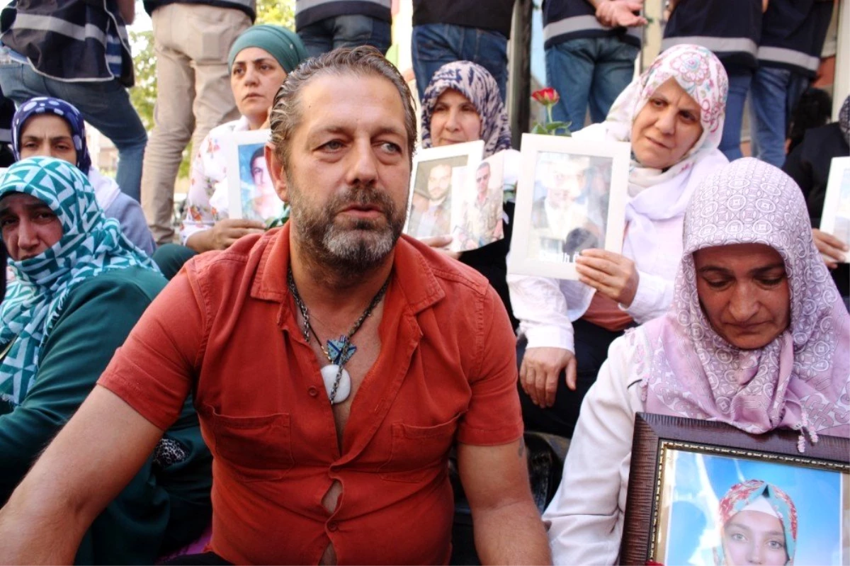 HDP önünde eylem yapan annelere sanatçı Bora Gencer\'den destek ziyareti