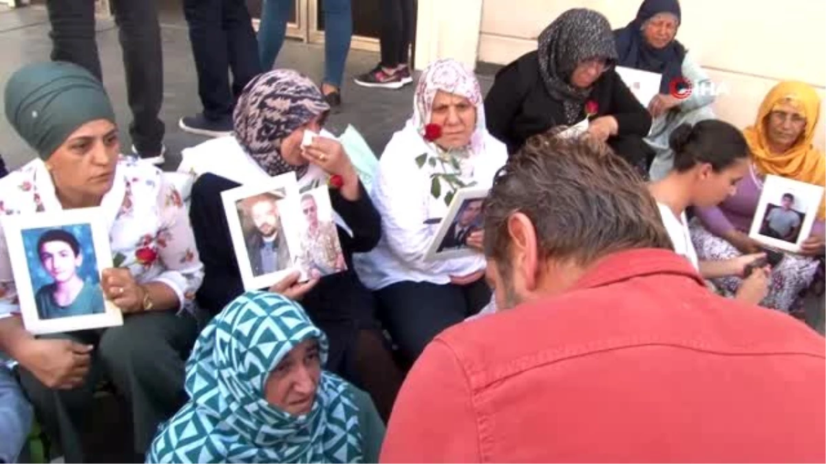 HDP önünde eylem yapan annelere sanatçı Bora Gencer\'den destek ziyareti