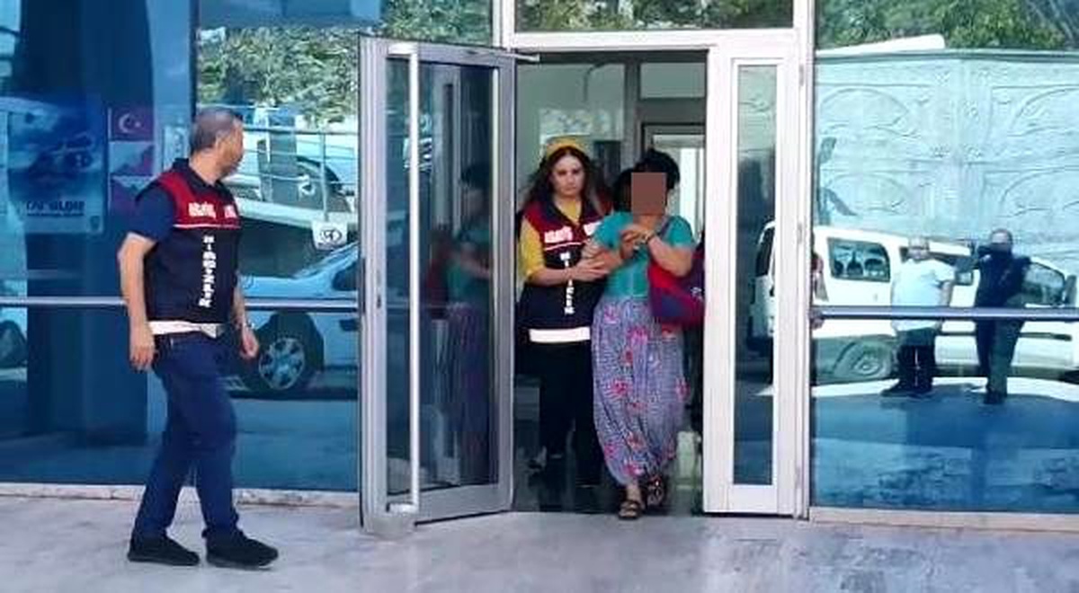 Hırsızların çalıntı parayı aralarında paylaştığı anlar kamerada