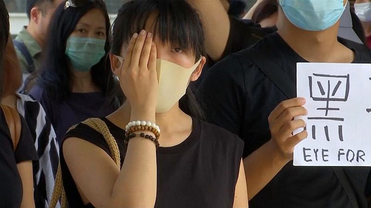Hong Kong\'da eylemlerde yaralanan kadın, hastane raporlarını okuyan polisi mahkemeye verdi
