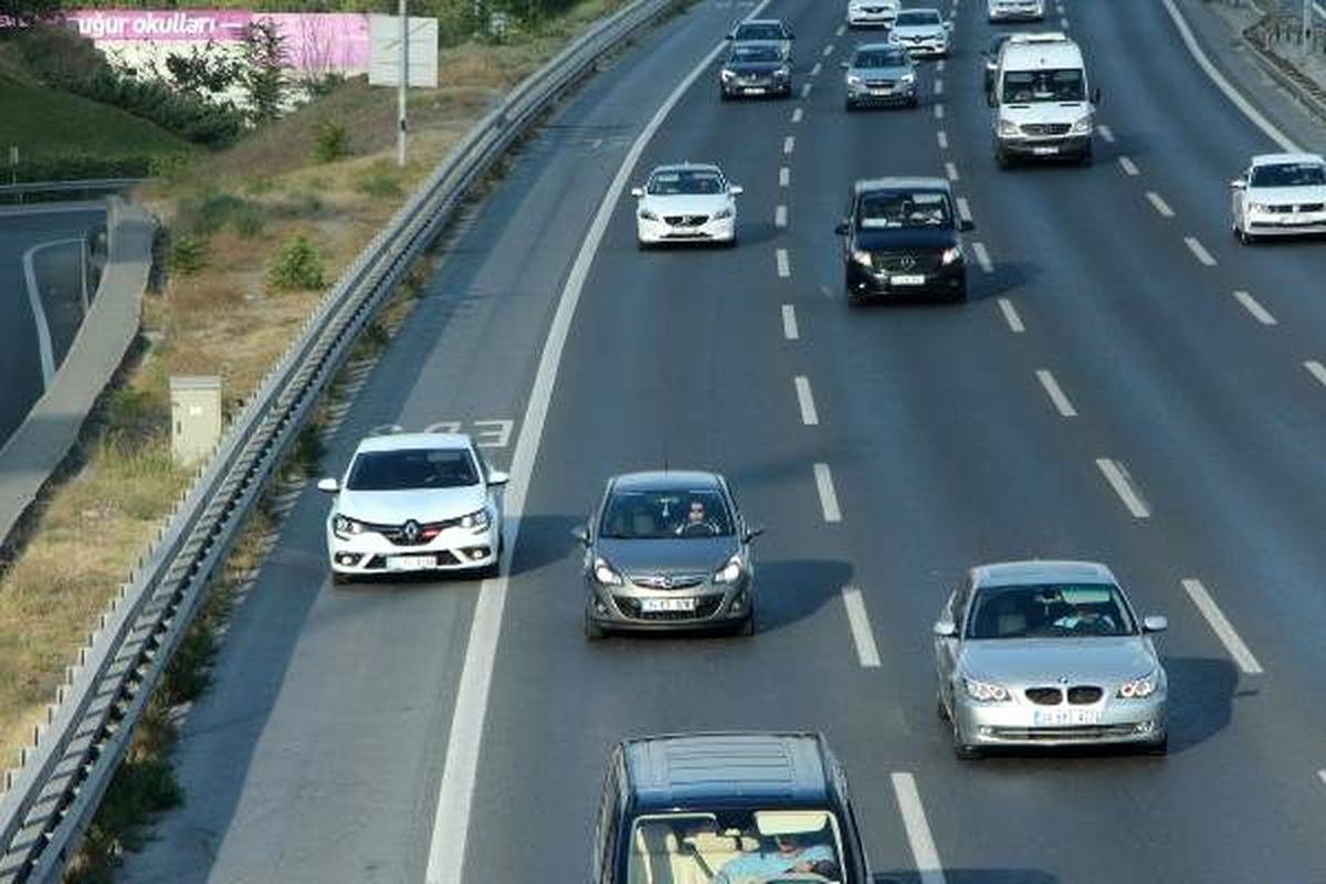 İstanbul\'da trafik arttı; çakarlı araçların emniyet şeridi yolculuğu başladı