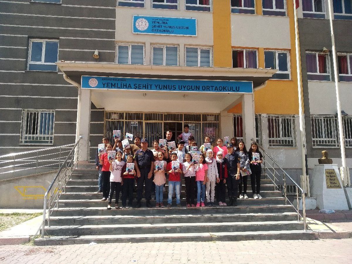 Jandarma ekipleri okulların çevrelerini denetledi