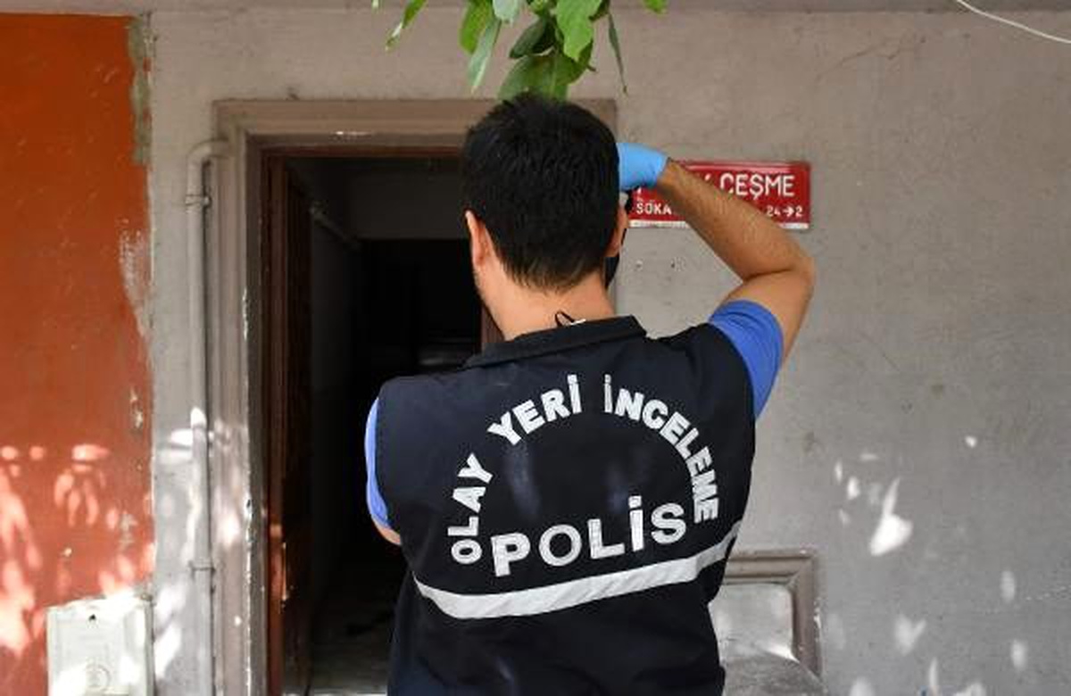 Kar maskeli 2 kişi ellerini ve ağzını bantlayıp, evdeki altın ve parayı gasbetti