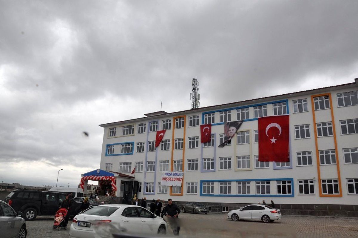 Kars\'ta okul bitişine kurulan baz istasyonu dikkat çekti