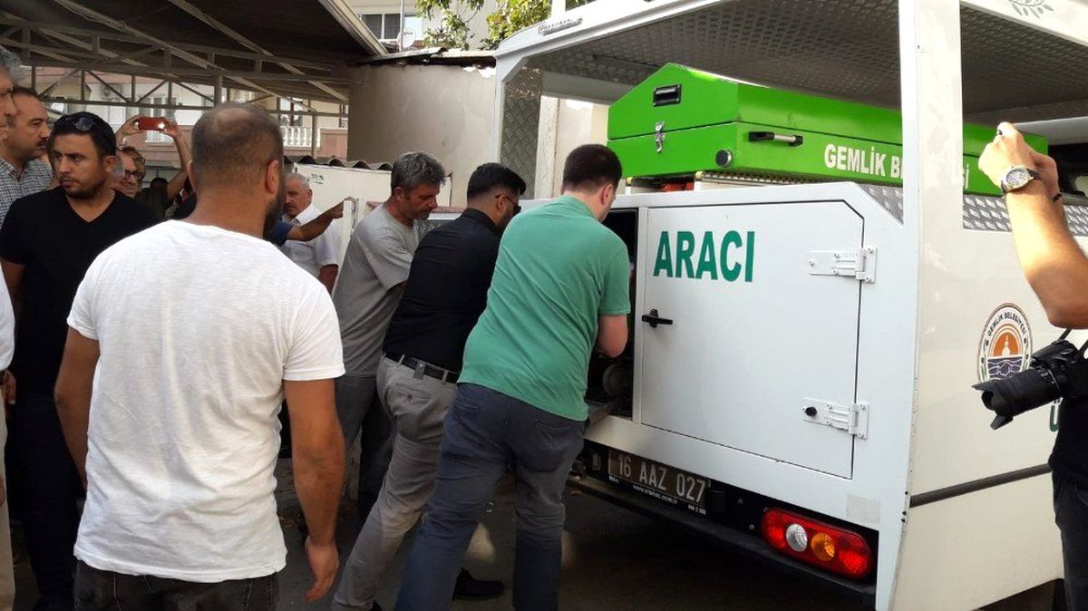 Katil zanlısı evlat annesinin kanı ile dolaba yazdı..."Bu mahallenin onuru var"