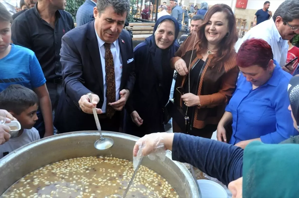 Kaymakam Eflatun Can Tortop aşure dağıttı