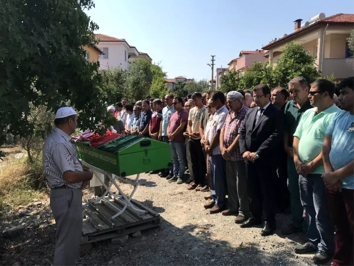 Kazada ölen liseli Ayşe gözyaşları içinde son yolculuğuna uğurlandı