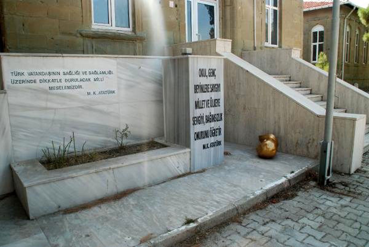 Keşan\'da yerde bulunan atatürk büstüne soruşturma